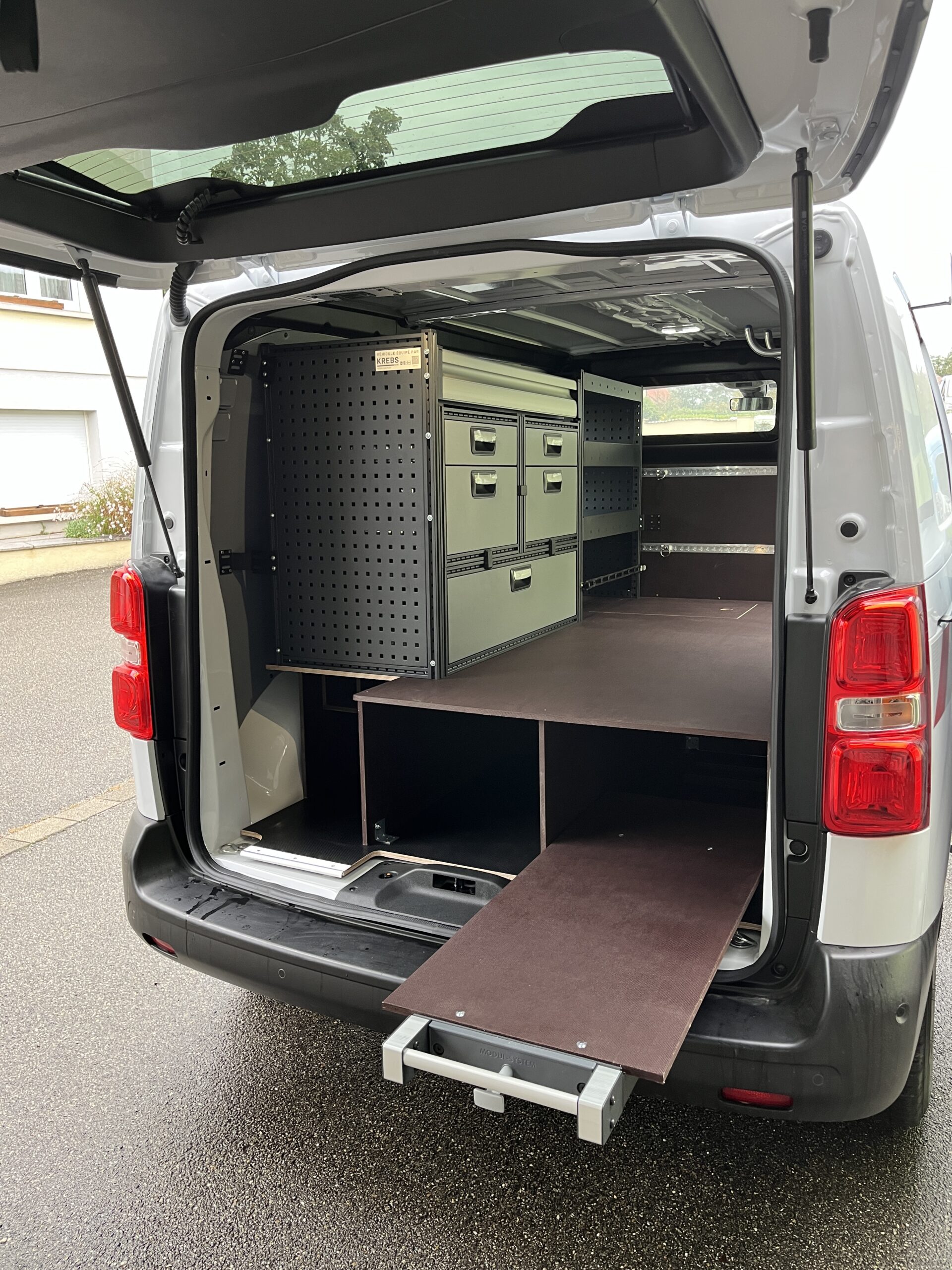 Kit lave-main pour véhicule